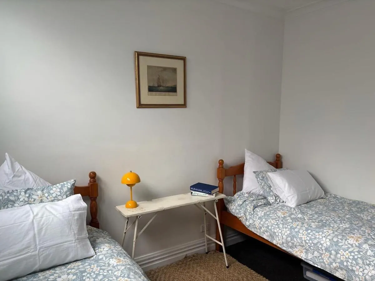 Charming Christchurch Central Cottage 0*,